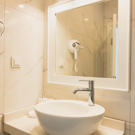 Kiyi Hotel *